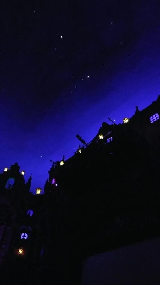 Looking up at the stars (on the ceiling) inside the Tampa Theater in Tampa, Florida, US, on 23 March 2021 (02).jpg