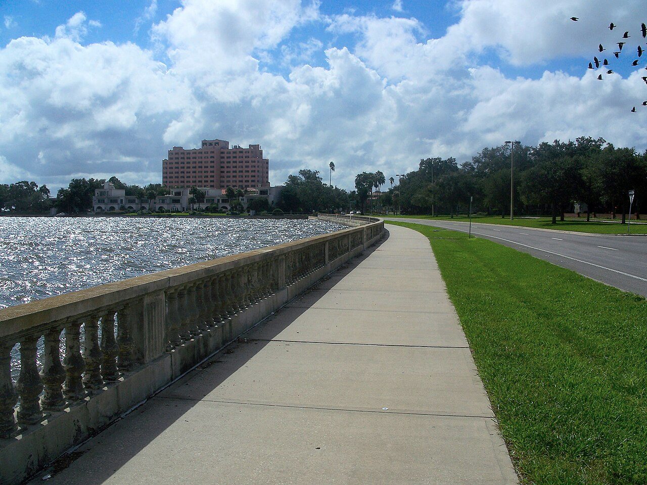 Bayshore Boulevard Tampa — Tampa Bayshore Blvd looking south01